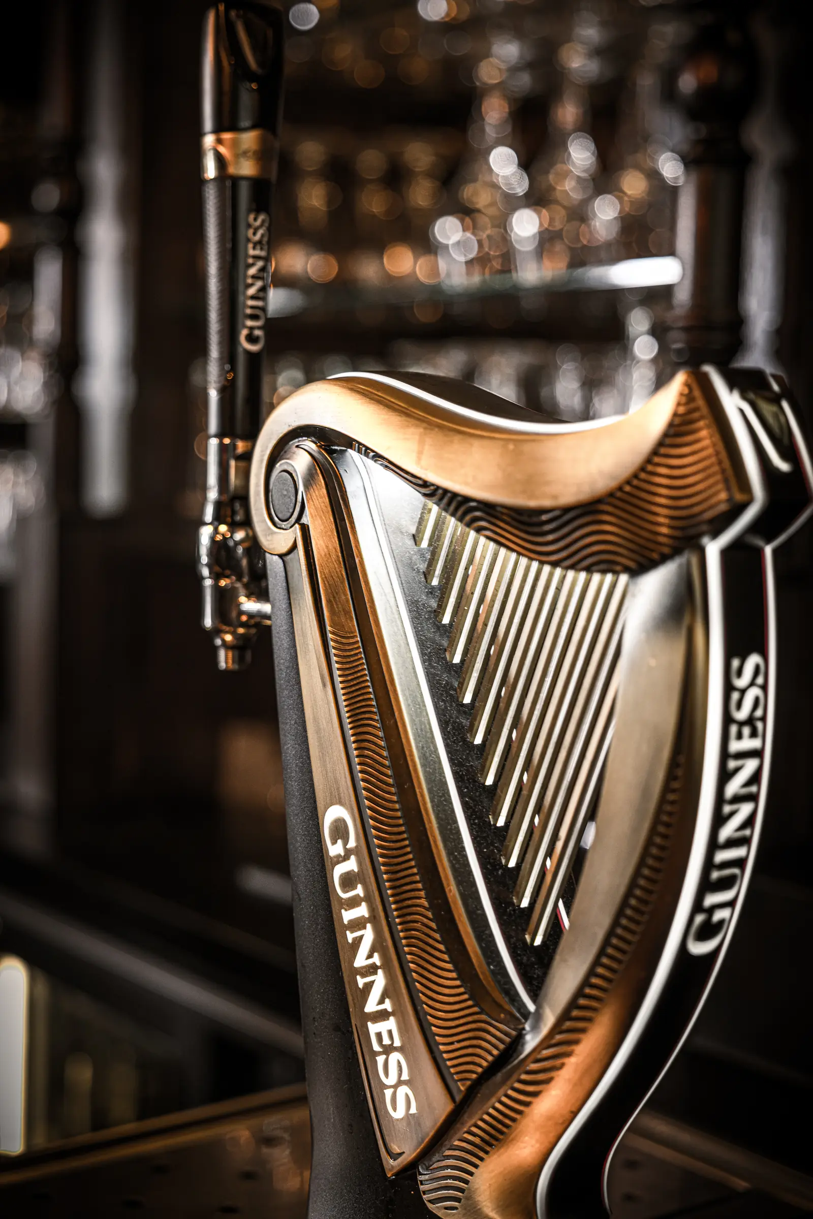 Getapte Guinness onder de harp-tap
