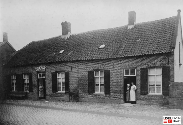 Cafe Jansen-Strijbos met Dien Jansen-Strijbos in de deuropening, 1928