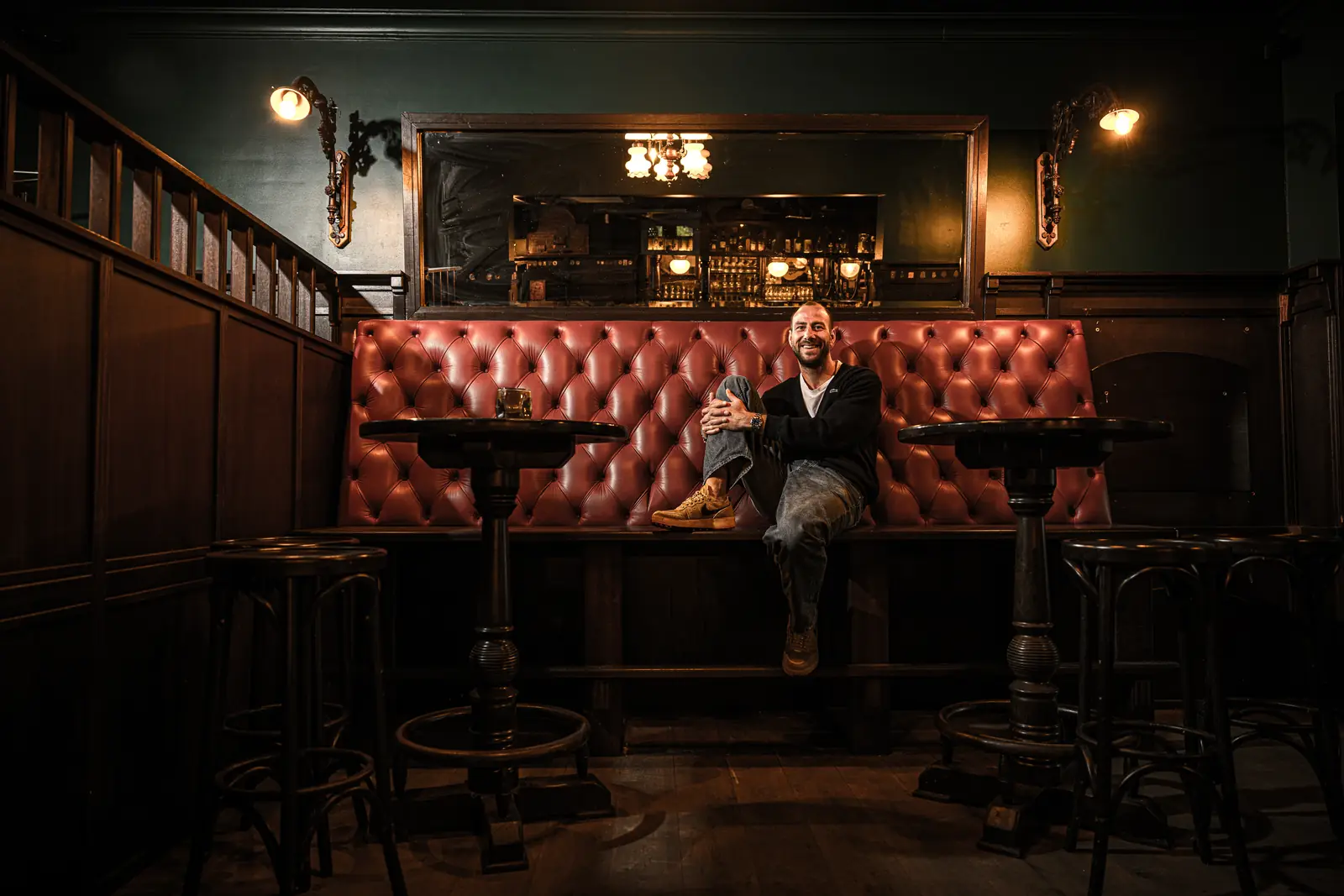 Rode chesterfield-banken in het cafe
