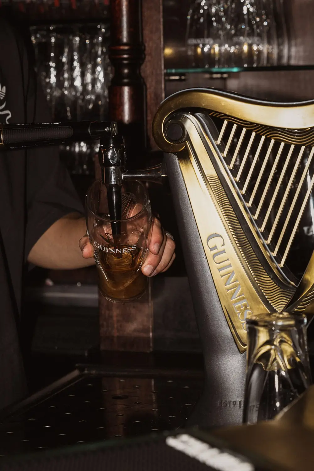 De Guinness-tap gaat open boven een leeg glas