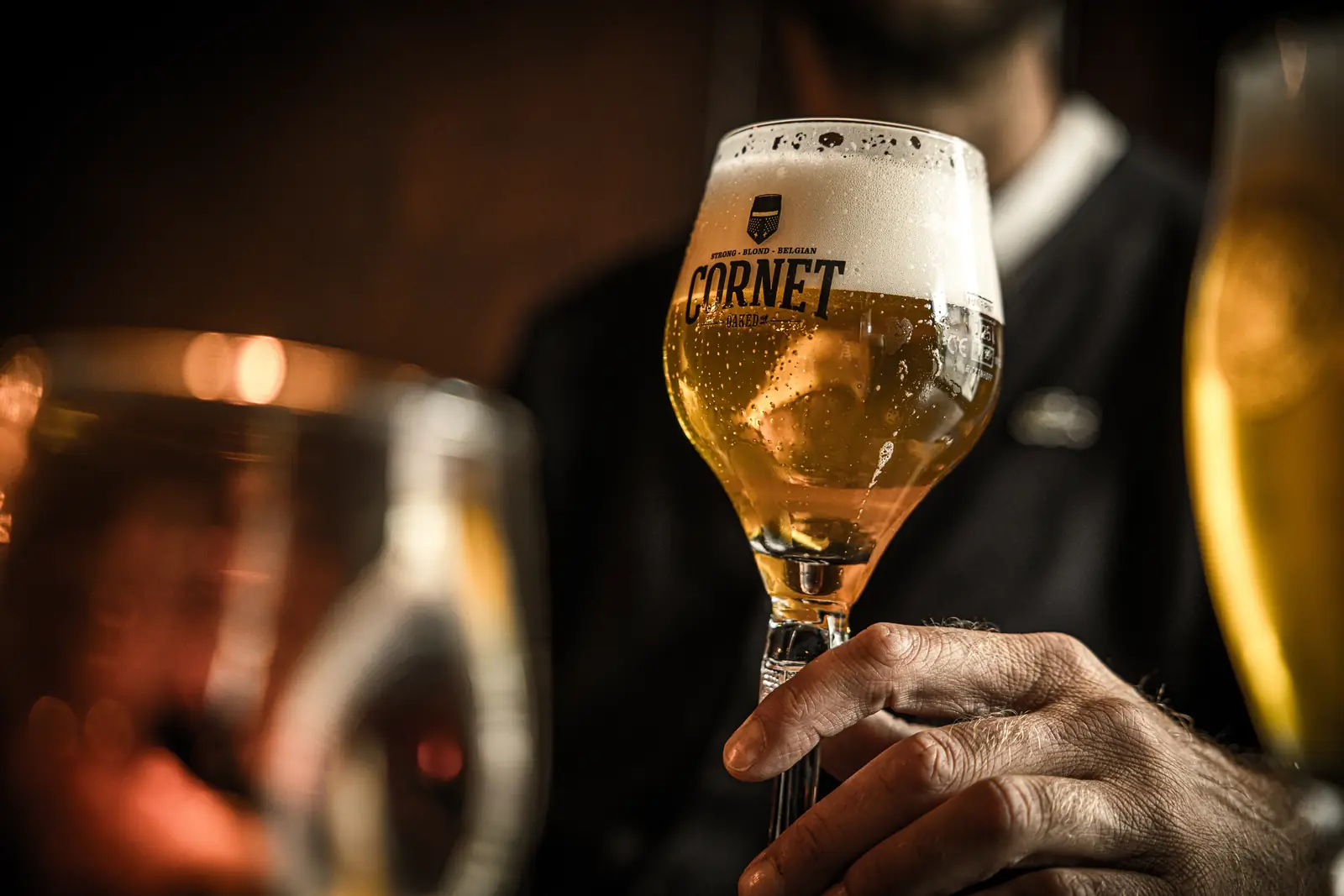 Een geheven glas bier